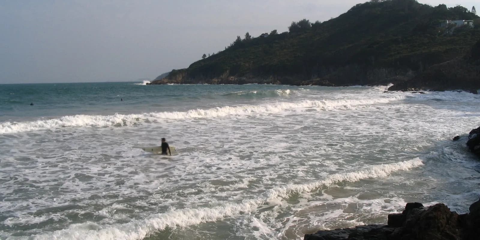 홍콩섬 동쪽 끝 빅웨이브베이 해변에 파도가 밀려드는 백사장과 해안 풍경