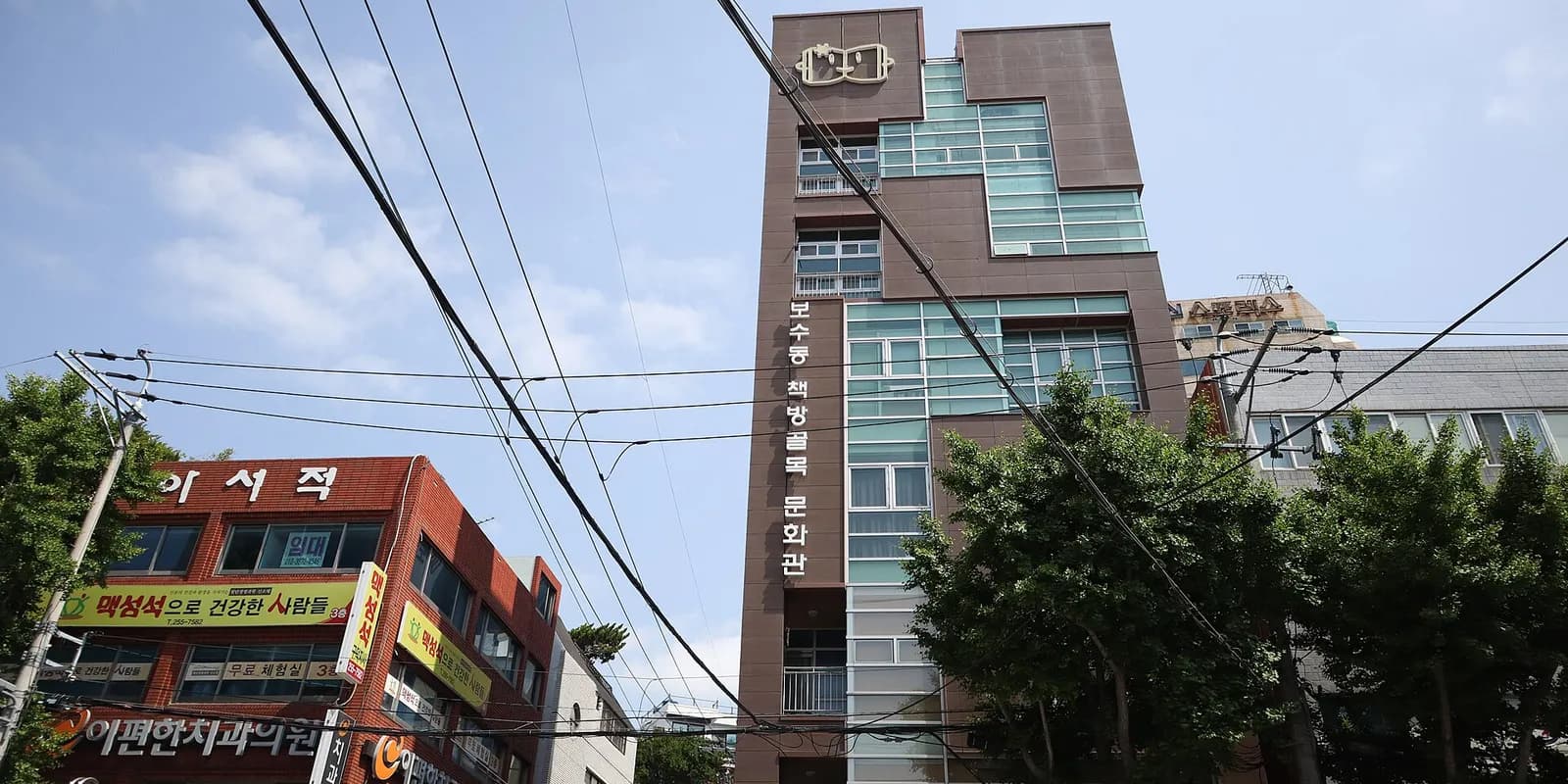 좁은 골목 양옆으로 헌책이 산처럼 쌓인 부산 보수동 책방골목 풍경