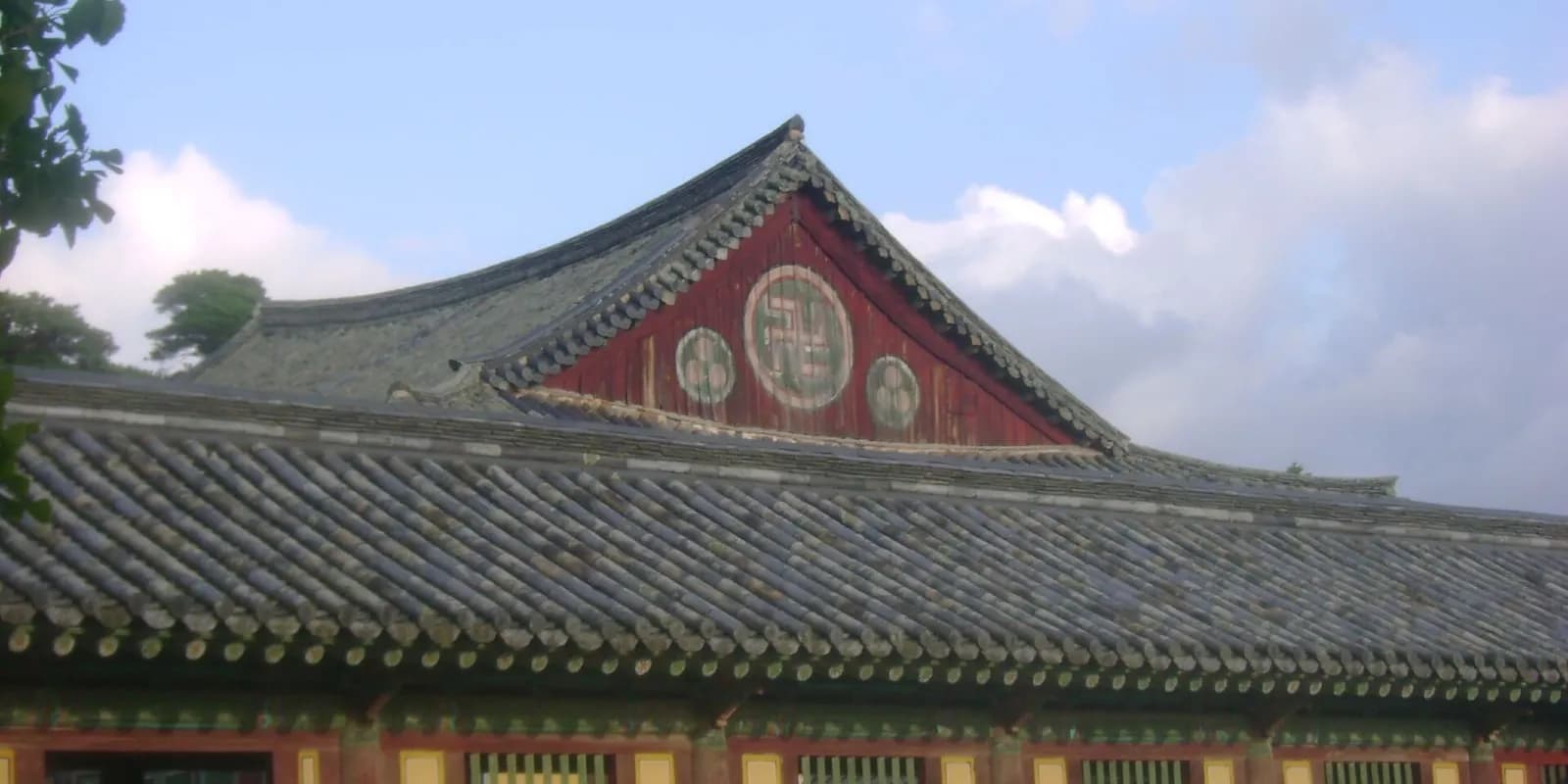 경주 불국사 대웅전 앞마당에 나란히 선 다보탑과 석가탑, 그리고 자하문으로 오르는 돌계단 청운교·백운교 전경