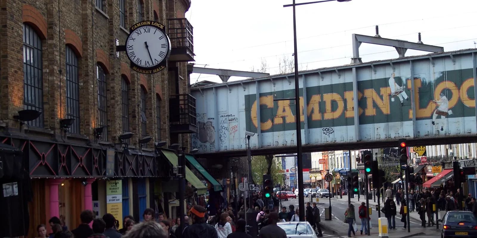 런던 캠든 마켓 캠든 락 구역, 리젠트 운하 다리와 'Camden Lock' 간판, 물가를 따라 늘어선 상점과 사람들