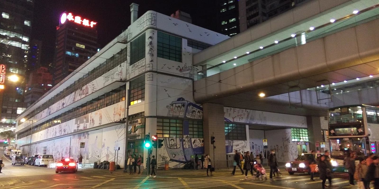 홍콩 센트럴 마켓의 보존된 바우하우스 양식 중앙 계단과 채광 좋은 아트리움