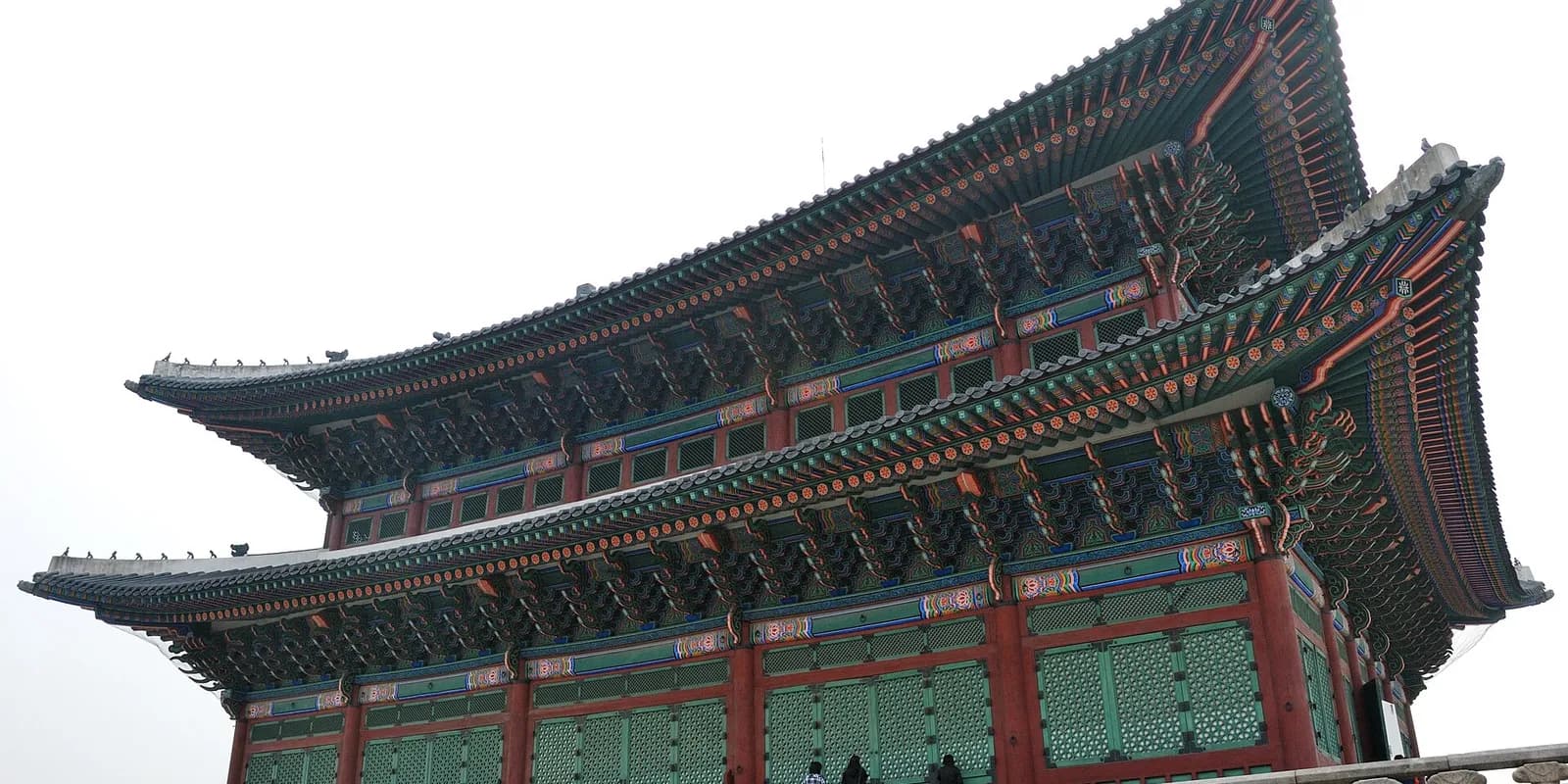 경복궁 근정전과 넓은 마당, 뒤로 보이는 북악산