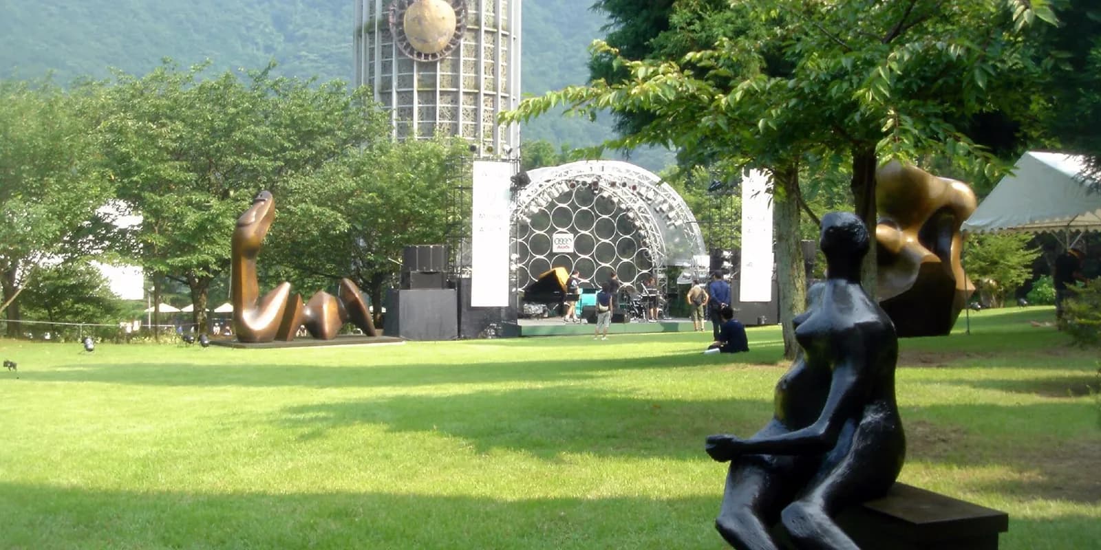 하코네 조각의 숲 미술관 야외 정원에 전시된 조각 작품과 스테인드글라스 탑