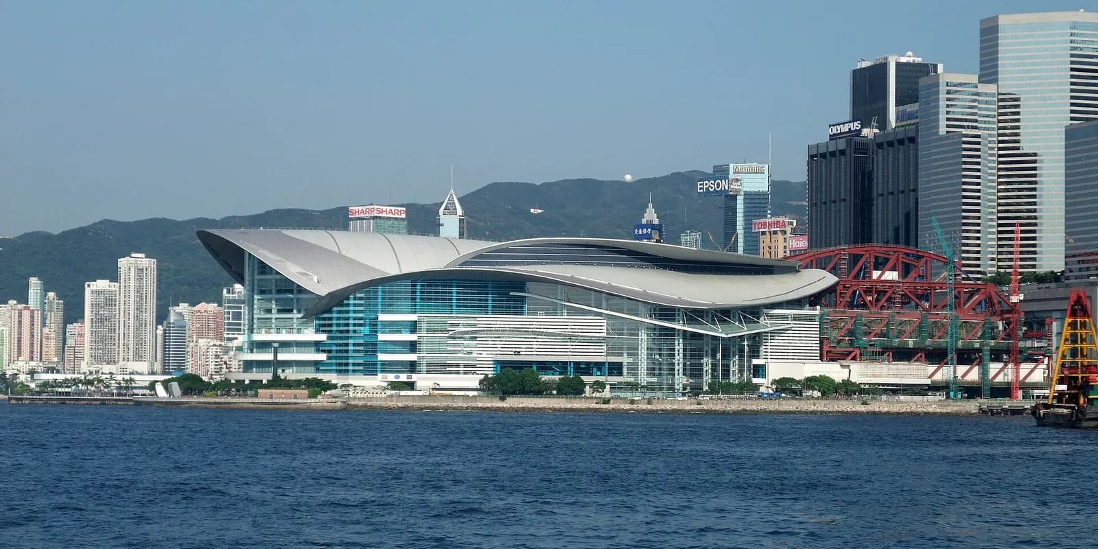 빅토리아 항구를 배경으로 한 홍콩 컨벤션센터의 날개 모양 곡선 지붕과 완차이 해안 풍경