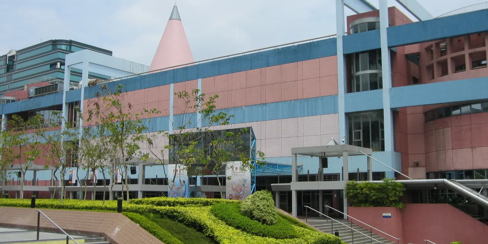 홍콩 과학관 중앙 홀에 4개 층 높이로 서 있는 세계 최대 규모의 트윈타워 에너지 머신