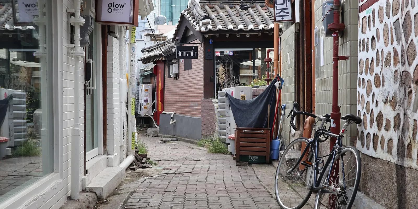 익선동 한옥마을의 좁은 골목과 기와지붕, 개조한 한옥 카페들이 늘어선 모습