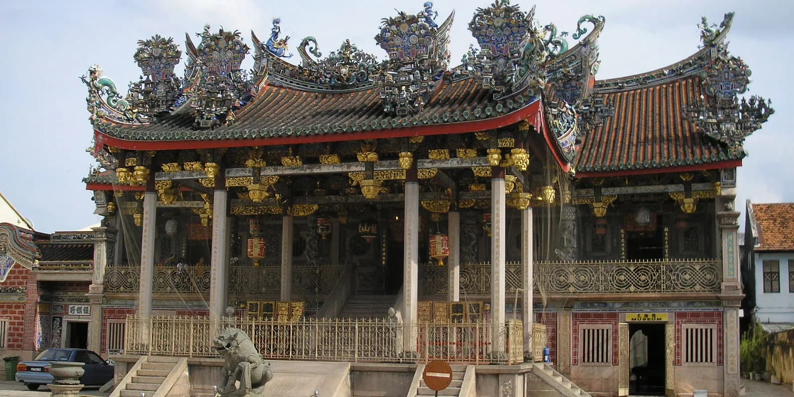 말레이시아 페낭 조지타운 쿠콩시(용산당)의 화려한 남부 푸젠식 사당 건물과 화강암 광장