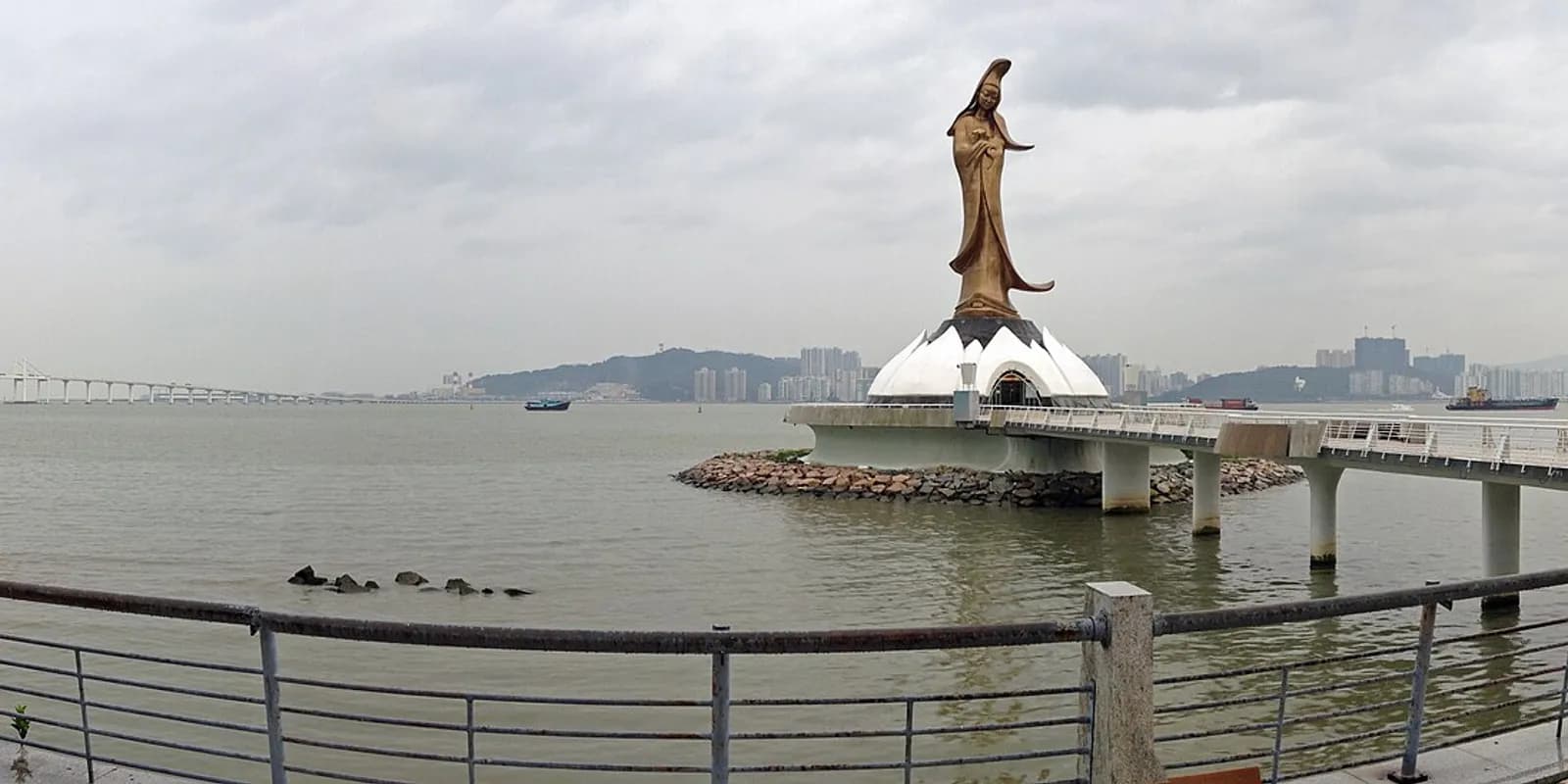 마카오 NAPE 손야센 대로 앞 인공섬 위에 연꽃 받침을 두고 서 있는 청동 관음상(관음연화원)