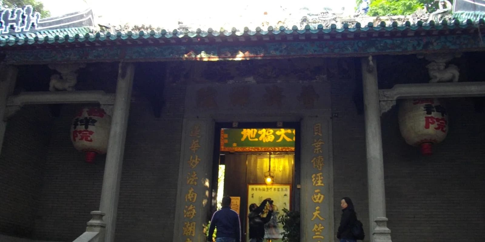 마카오 관음당(Kun Iam Temple)의 도자기 장식 지붕과 전각 외관