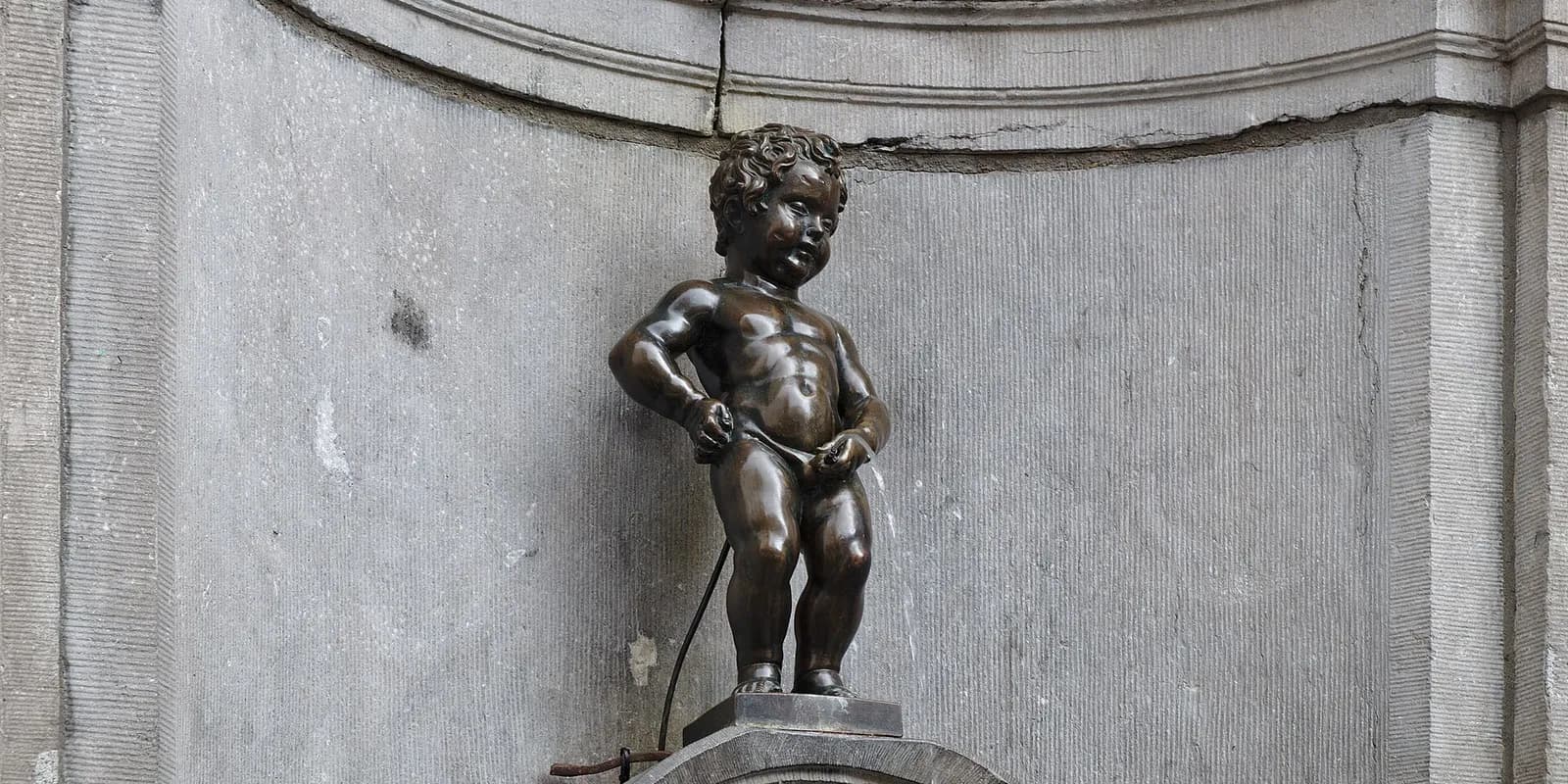 벨기에 브뤼셀 오줌싸개 소년상(Manneken Pis) 청동 분수 조각상