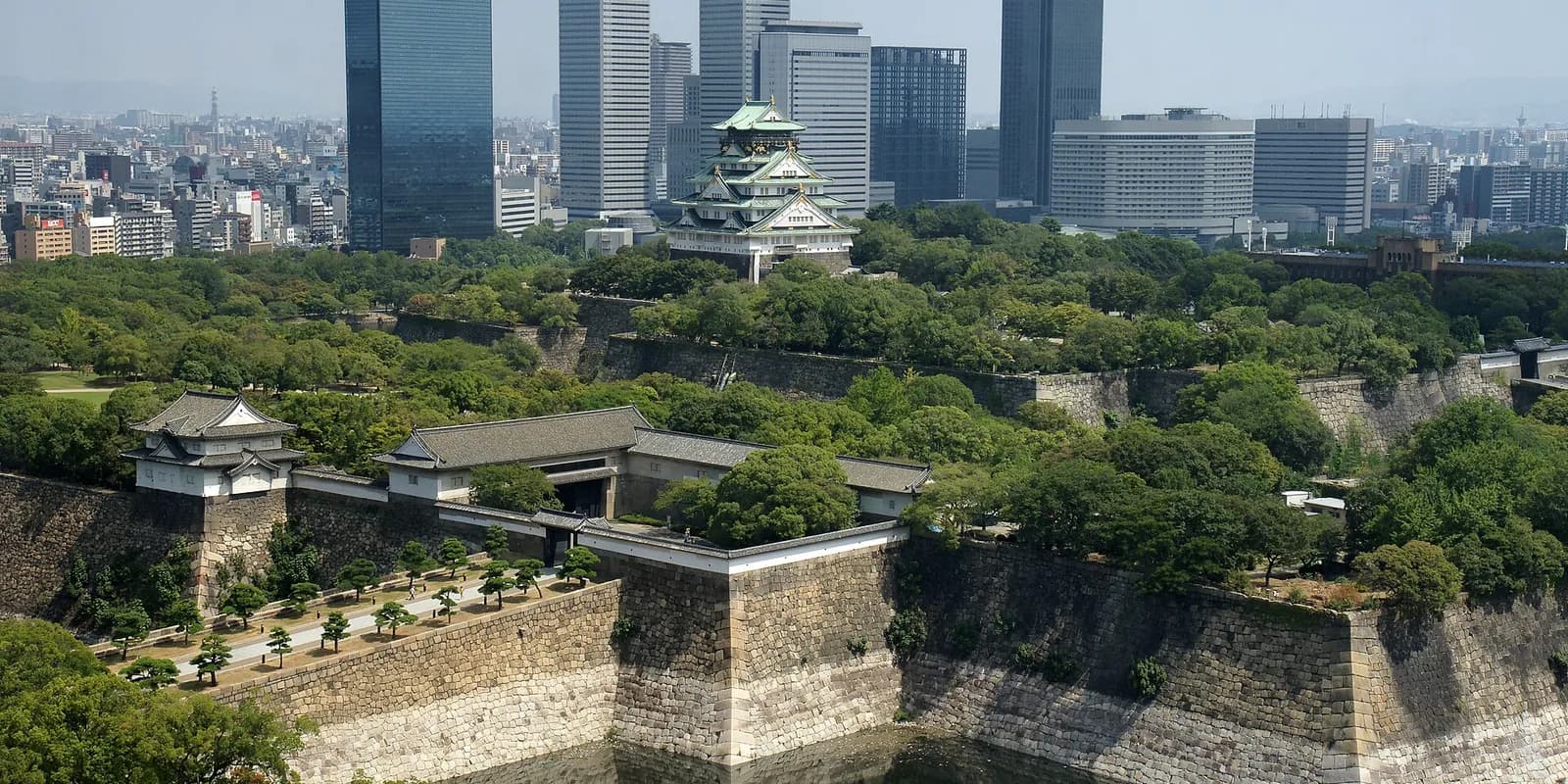 오사카성 천수각과 해자 전경