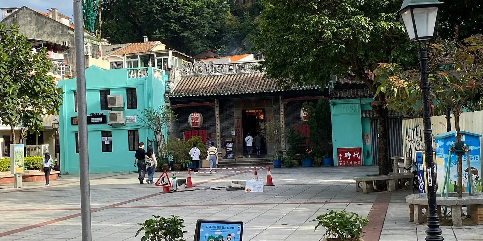 타이파 빌리지 옛 골목에 자리한 박태 사원(북제묘)의 전통 중국식 지붕과 앞 광장
