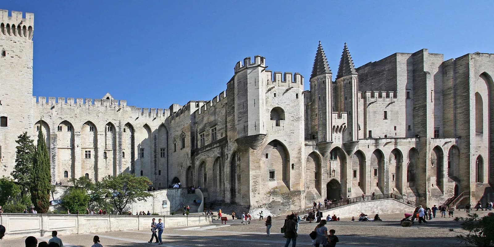 프랑스 프로방스 아비뇽 구시가에 자리한 교황청(Palais des Papes)의 고딕 요새형 외관과 팔레 광장 전경