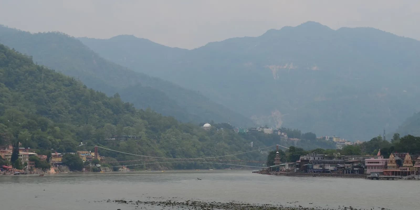 리시케시 갠지스 강가와 현수교, 저녁 아르티가 열리는 강변 풍경