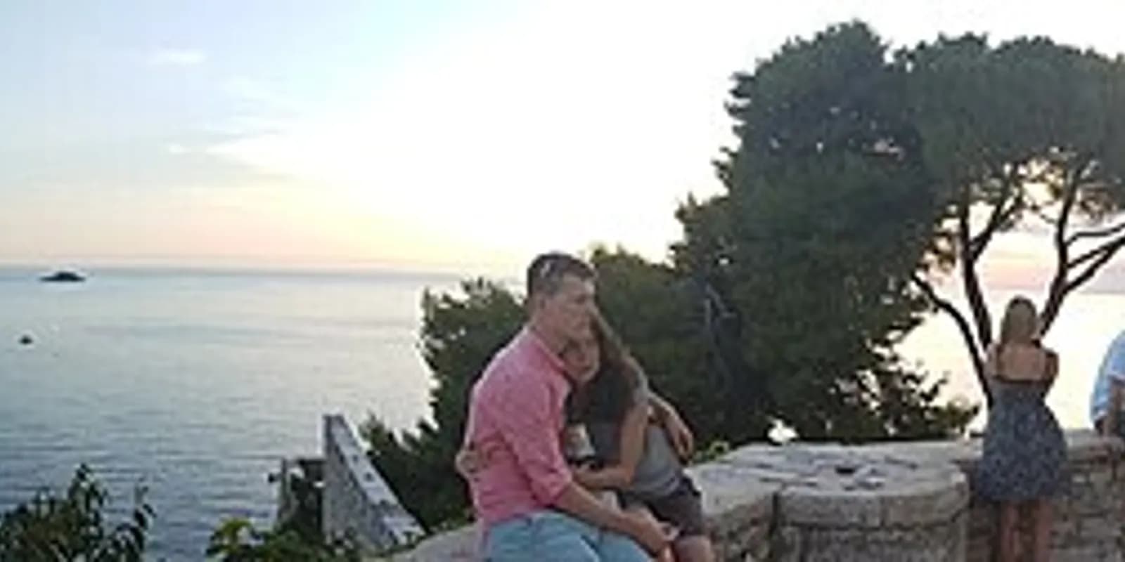 언덕 위 성 에우페미아 성당 종탑을 중심으로 붉은 지붕과 알록달록한 집들이 바다에 비치는 크로아티아 로빈 구시가지 전경