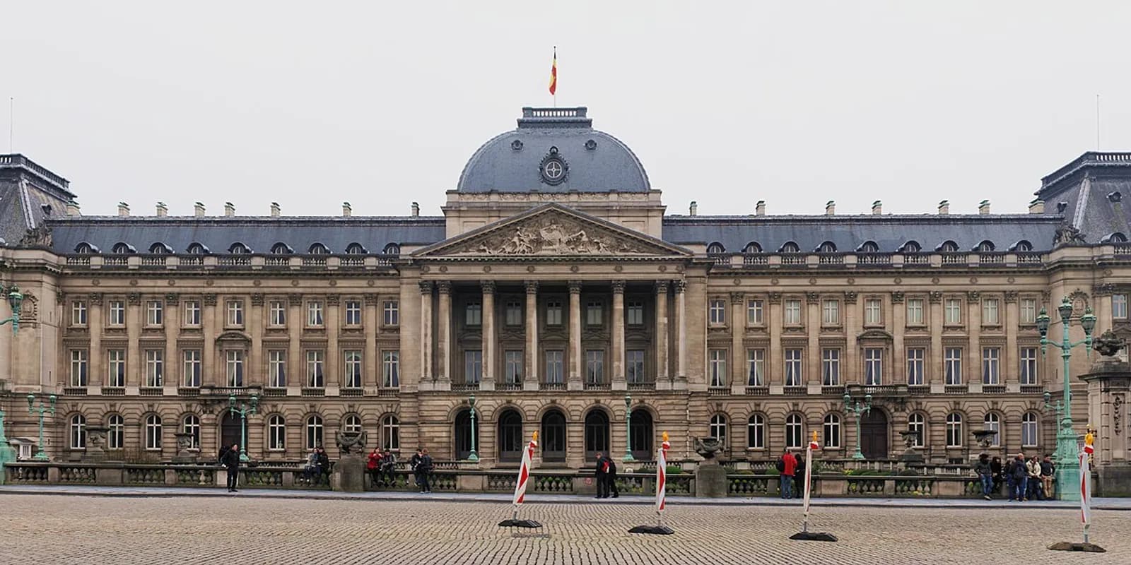 브뤼셀 왕궁(Royal Palace of Brussels) 정면 파사드와 팔레 광장 전경
