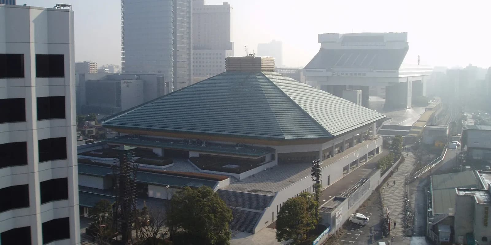 도쿄 료고쿠 국기관 내부, 도효 위에 매달린 신사 양식의 츠리야네 지붕과 관중석