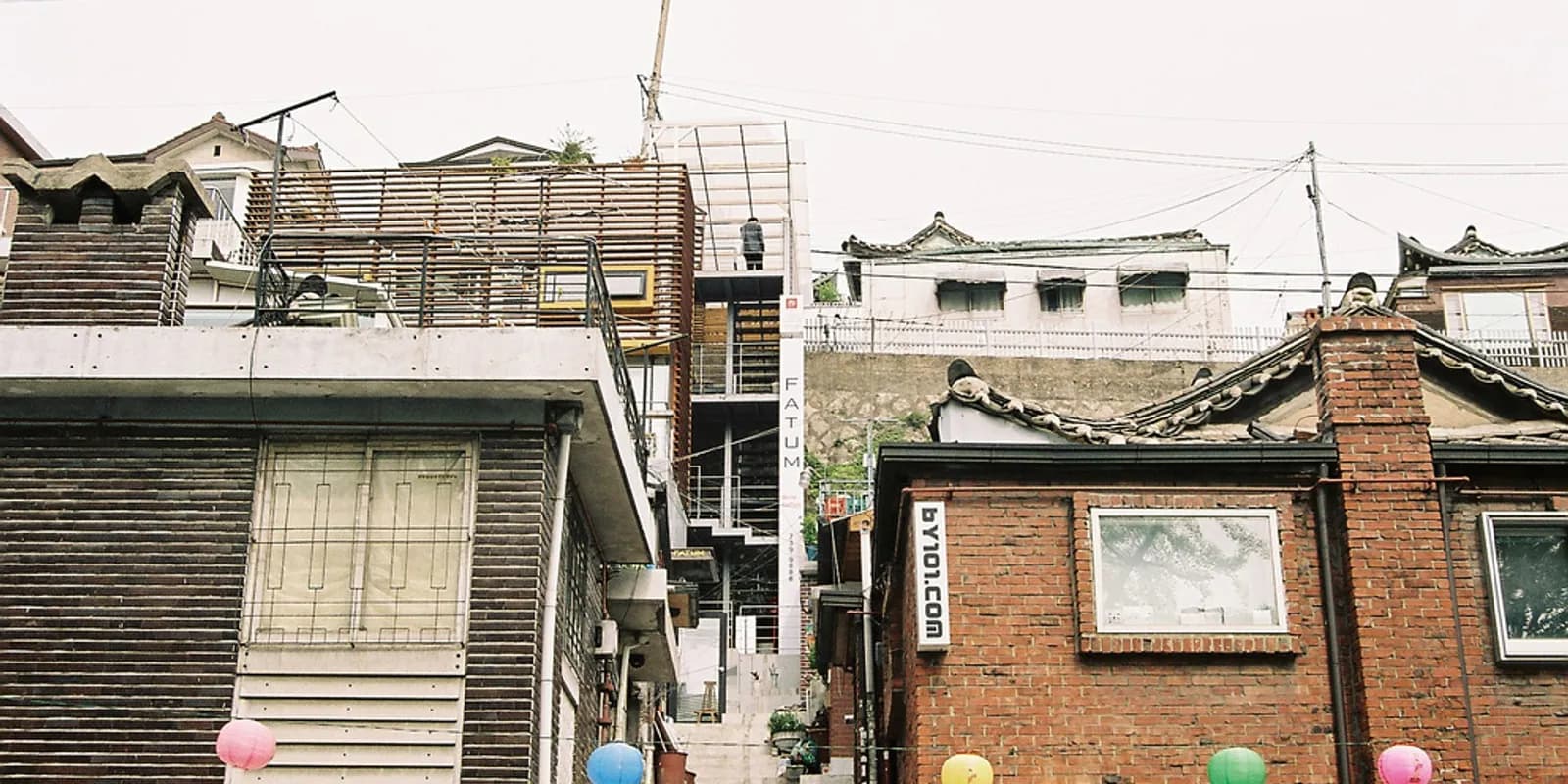 가을 은행나무가 물든 삼청동 삼청로 돌담길과 한옥·카페가 늘어선 거리 풍경