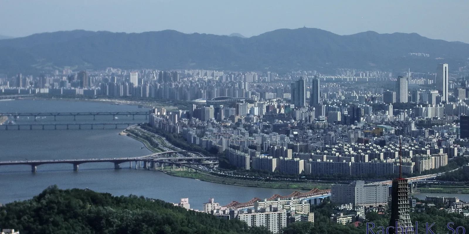 붉은 벽돌 공장을 개조한 상점과 카페가 늘어선 서울 성수동 거리 풍경