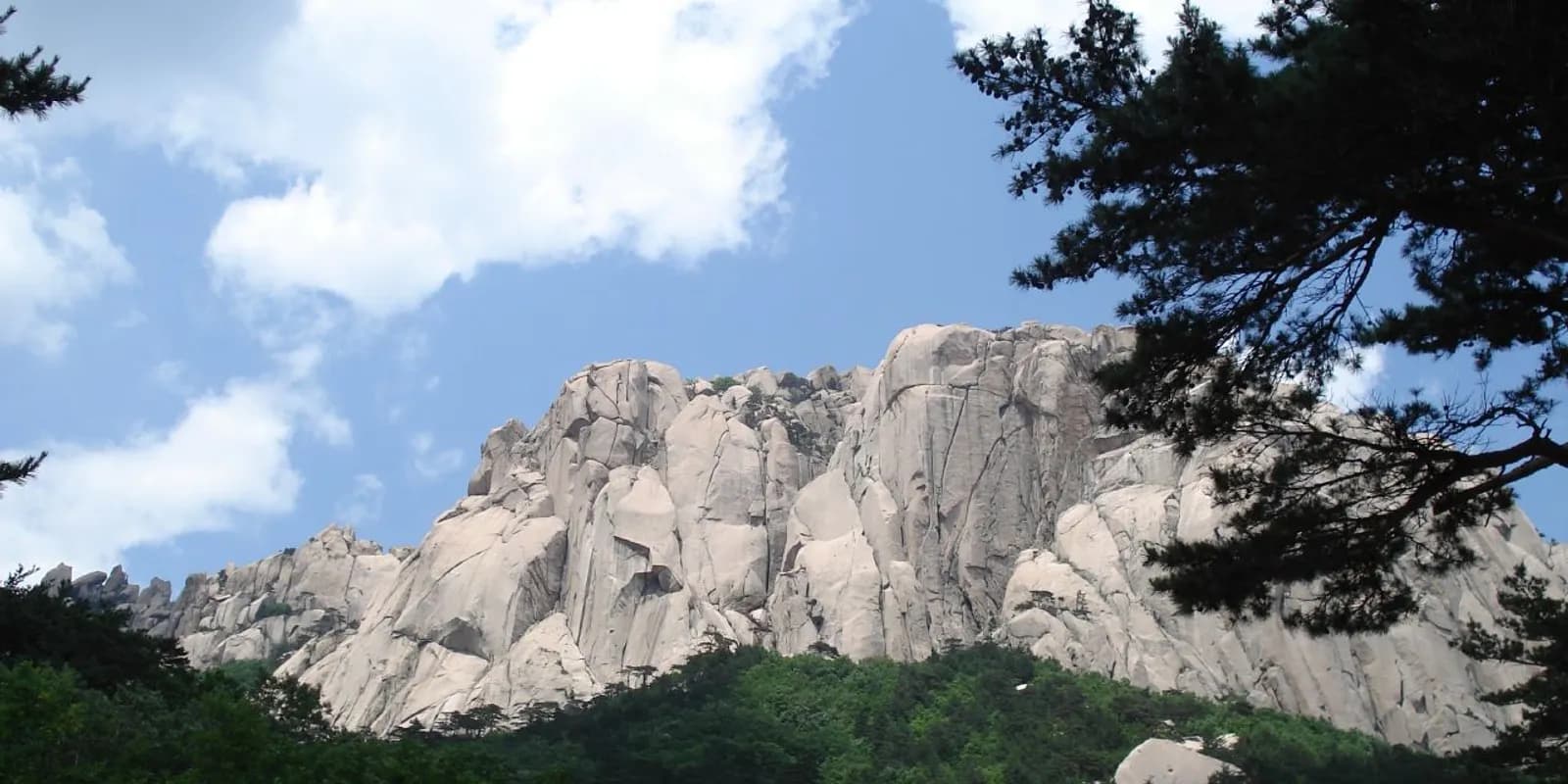 설악산 울산바위의 거대한 화강암 암벽과 소나무 숲