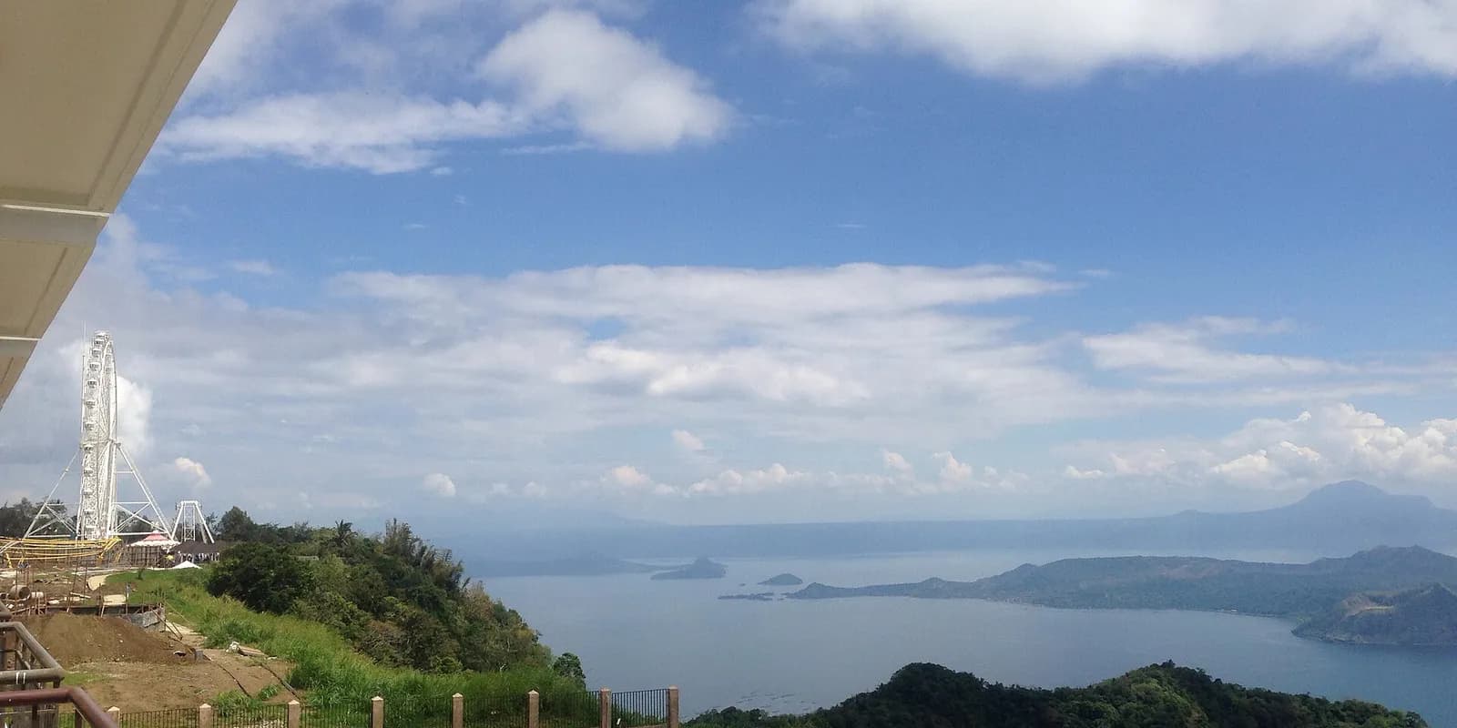 타가이타이 능선 위 스카이 랜치의 관람차 스카이 아이와 타알 화산·타알 호수 전경