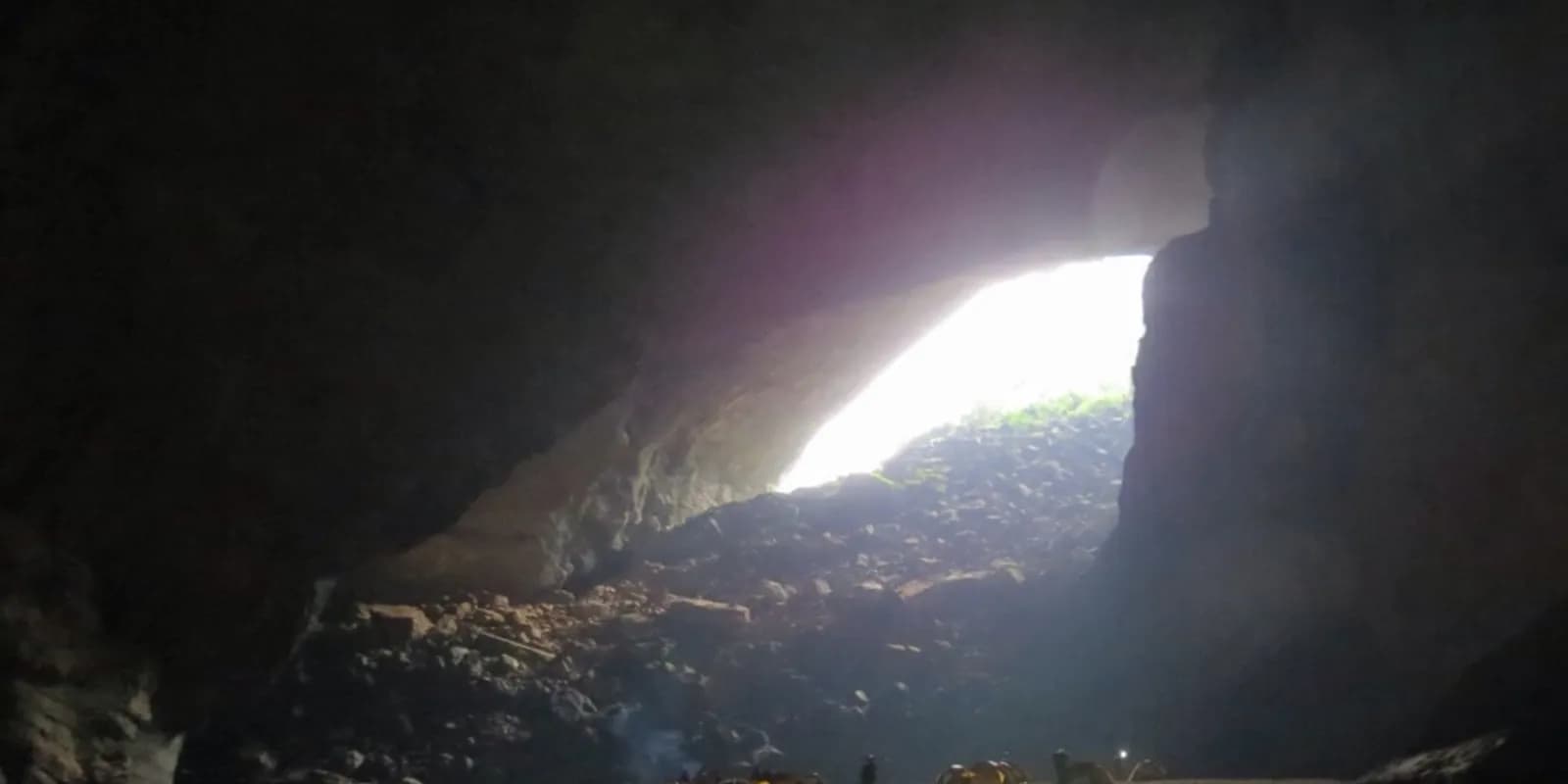 거대한 도라인(채광창)으로 햇빛이 쏟아져 들어오는 세계 최대 규모의 손둥 동굴 내부