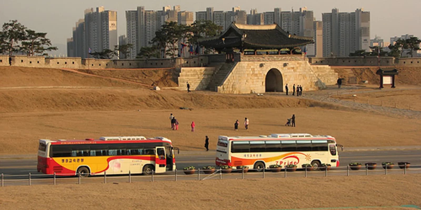 수원화성 성곽길과 성문 전경