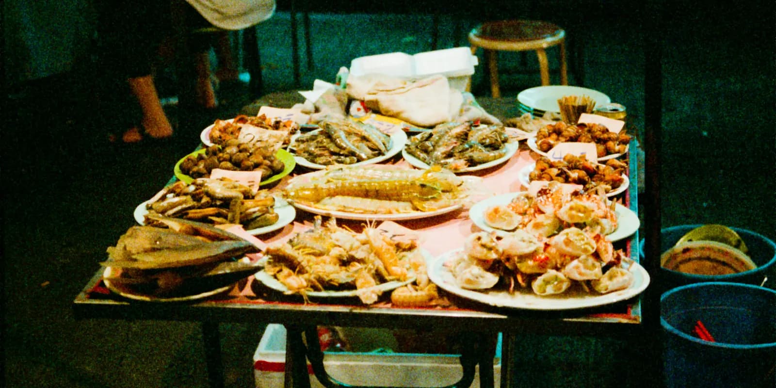 밤에 붉은 네온 간판이 겹겹이 늘어선 홍콩 템플 스트리트 야시장 골목 풍경
