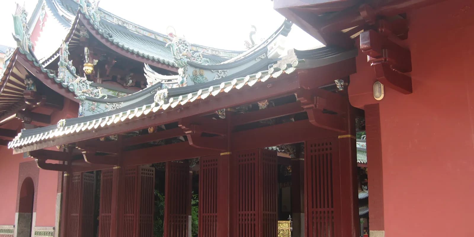 싱가포르 차이나타운 텔록 아이어 스트리트에 있는 티안 혹 켕 사원의 화려한 지붕과 용 장식
