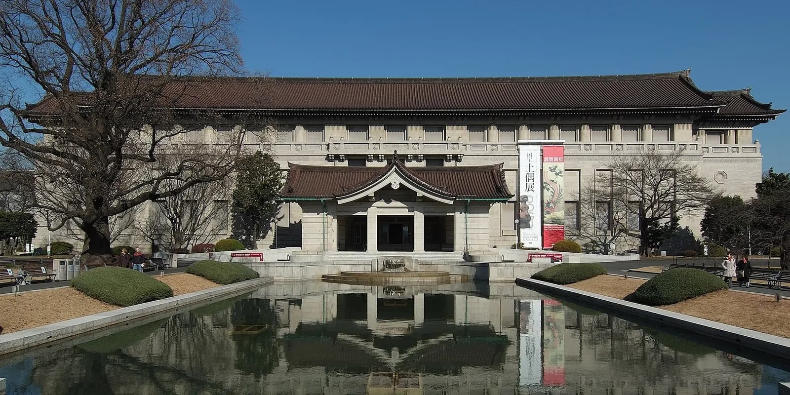 우에노 공원에 자리한 도쿄 국립박물관 본관의 제관양식 외관과 앞뜰