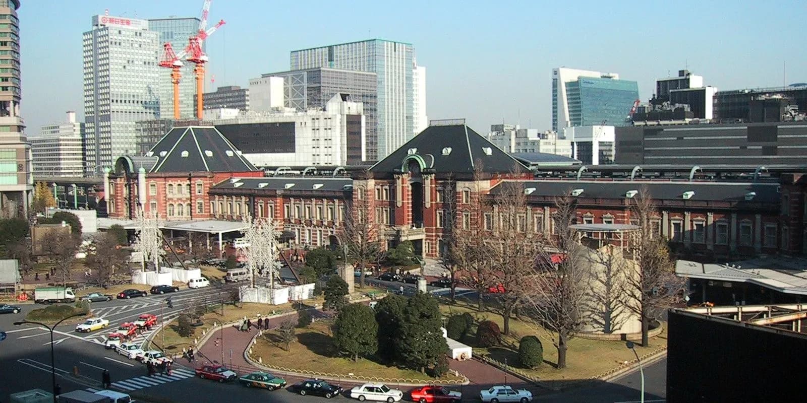 해 질 무렵 조명이 켜진 도쿄역 마루노우치 붉은 벽돌 역사의 정면과 앞 광장