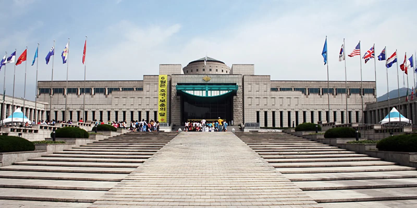 서울 용산 전쟁기념관 본관 건물과 옥외전시장에 늘어선 대형 군용 장비 전경