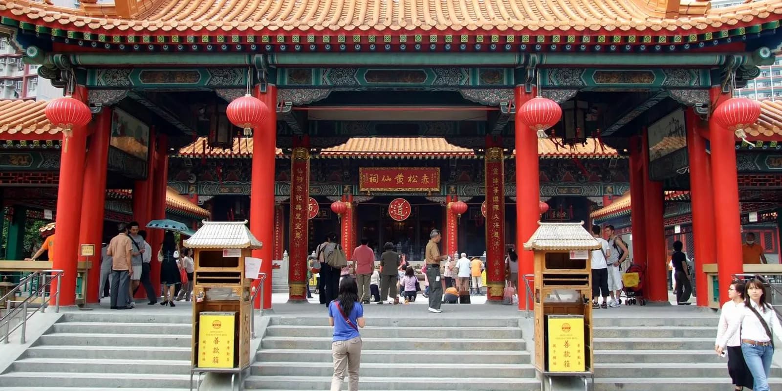 홍콩 웡타이신 사원의 붉은 기둥과 황금빛 지붕, 향 연기가 오르는 본당 앞 풍경